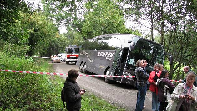 AUTOBUS plný zahraničních turistů byl nucen kvůli dopravní nehodě přerušit svou včerejší jízdu.