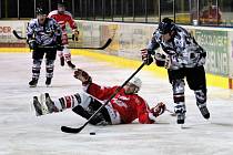 Utkání Kynšperského poháru v ledním hokeji Falconi vs. Akademie K Arény (v červeném)