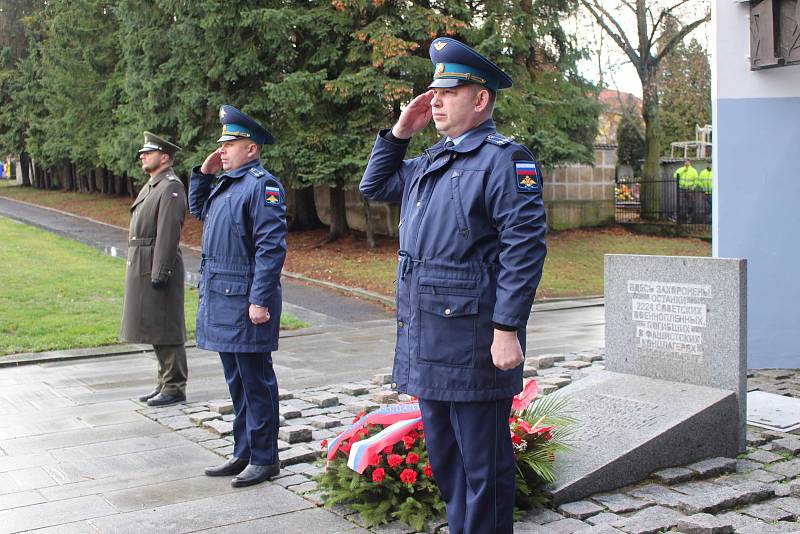 Slavnostní pietní akt u památníku u sokolovského hřbitova.