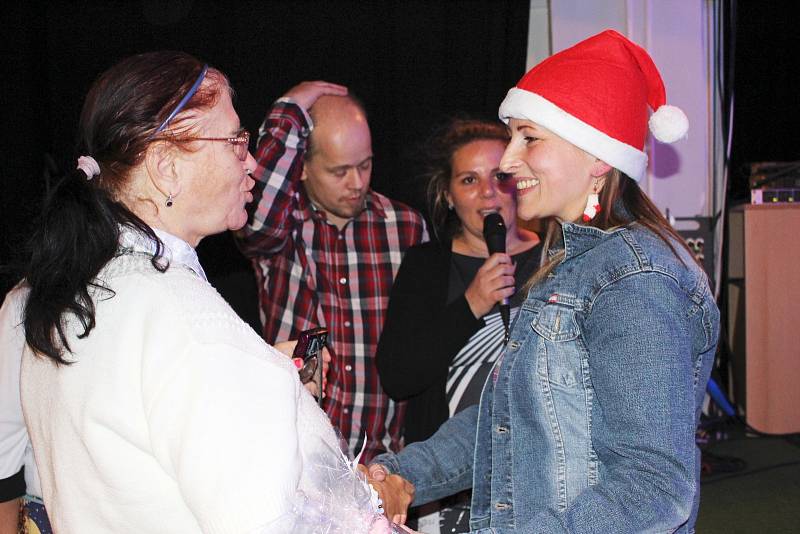 Dobrovolnice Dolmenu Lucie Křenková (vpravo) slyšela na večírku slova díků a uznání od všech.