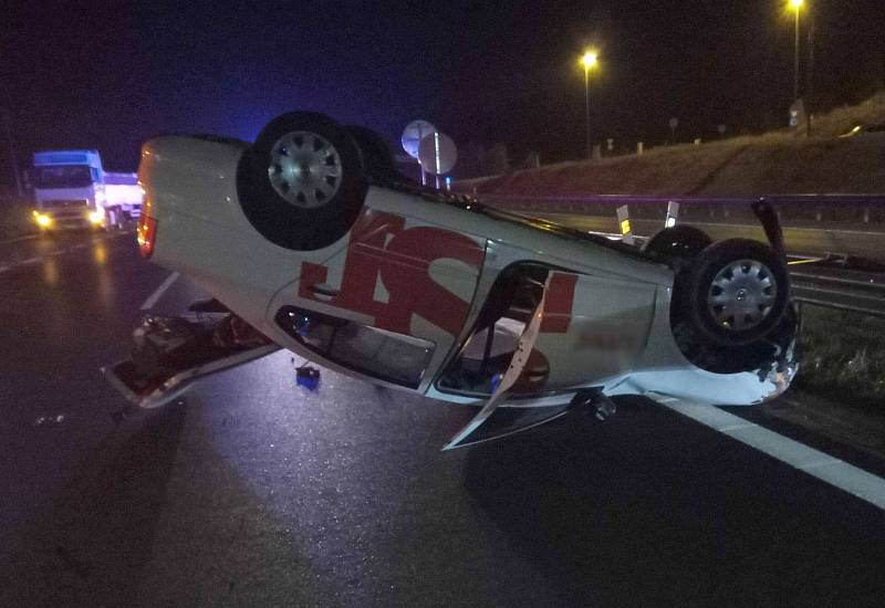 Auto převrácené na střechu uzavřelo dálnici D6.