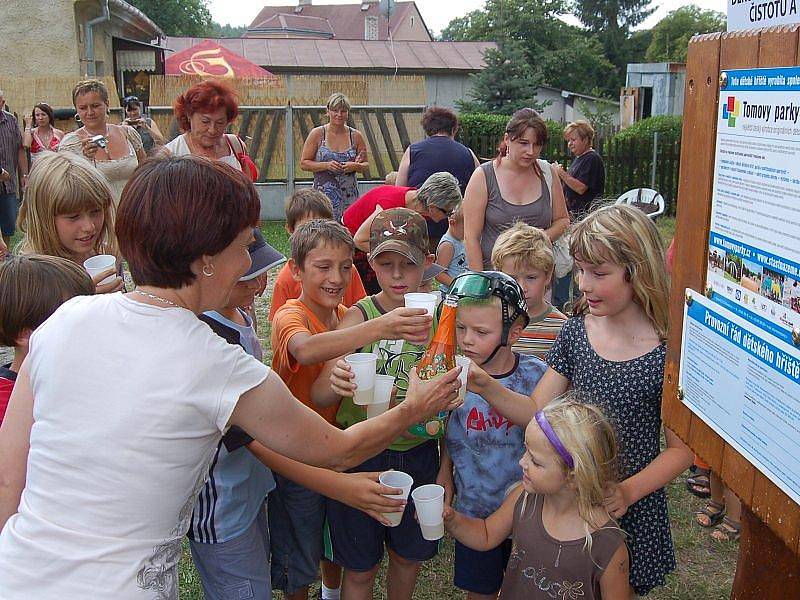 Děti v Dolním Rychnově mají nové hřiště.