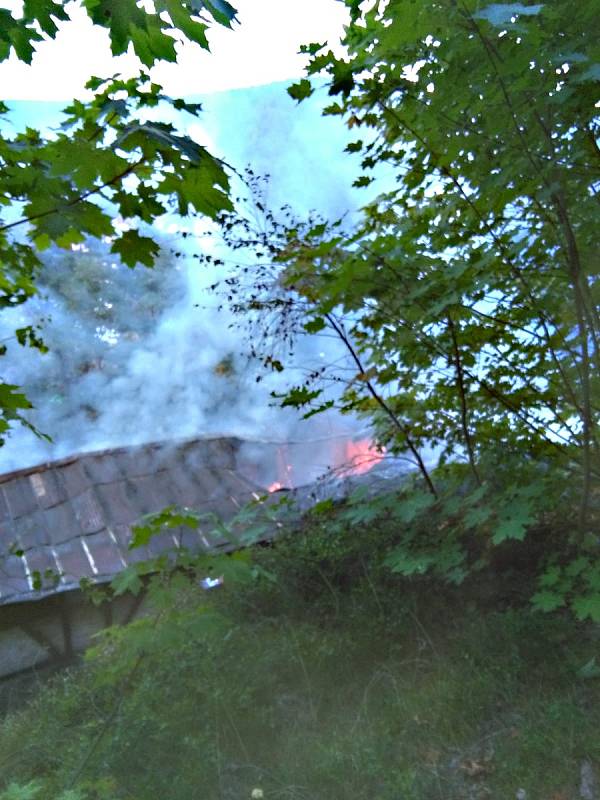 U trati lehla popelem nádražní budova, požár likvidovalo 65 hasičů.