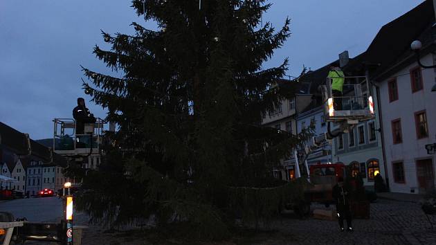 Loketské náměstí už zdobí letošní vánoční strom.