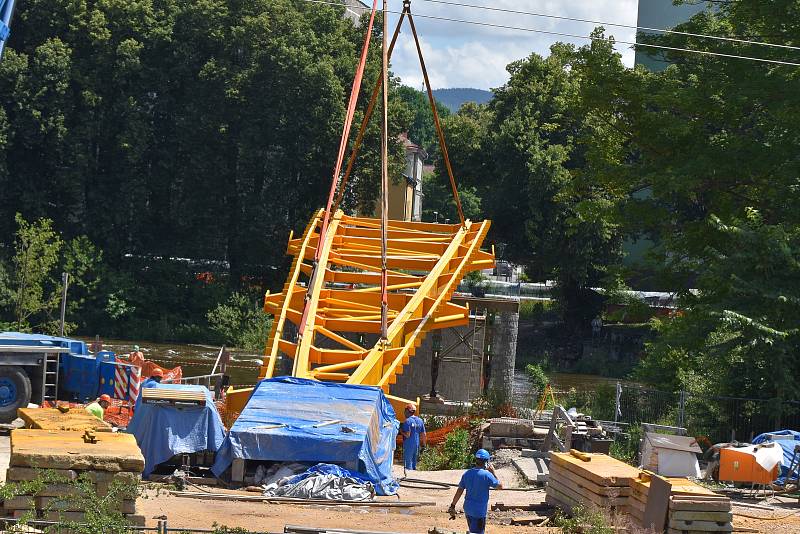 Stavaři pokládali mostovku nové Krejcarové lávky v Sokolově