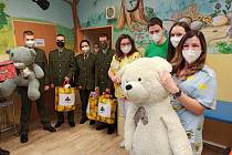Vojáci přišli poděkovat dětskému oddělení sokolovské nemocnice