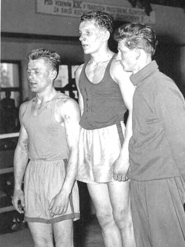 Jaroslav Šlais (uprotřed) po těžkém utkání