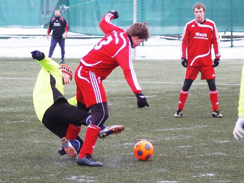 Zimní turnaj FK Baník Sokolov: TJ OSS Lomnice - SV Steinmühle (v červeném)