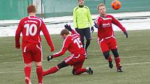 Zimní turnaj FK Baník Sokolov: TJ OSS Lomnice - SV Steinmühle (v červeném)