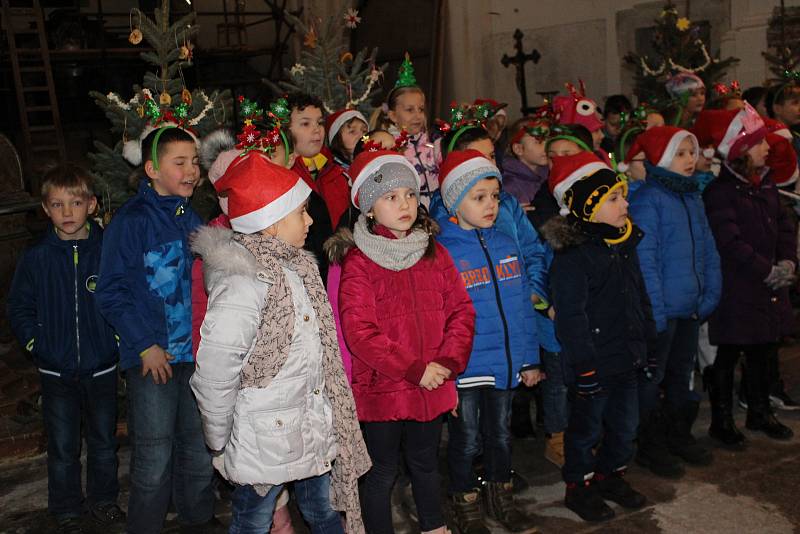 V kostele sv. Václava v Lokti zněly koledy a vánoční písně v podání žáků zdejší základní školy.