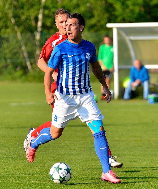 Jedenáctou výhru slavil v domácím prostředí Ostrov (v pruhovaném), když sestřelil Nejdek (v červeném)  v poměru 7:0.