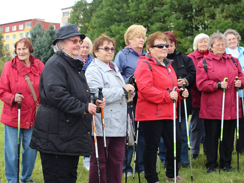 Po instruktáži, jak se správně s hůlkami chodí, vyrazili účastníci trénovat kolem Areálu zdraví.