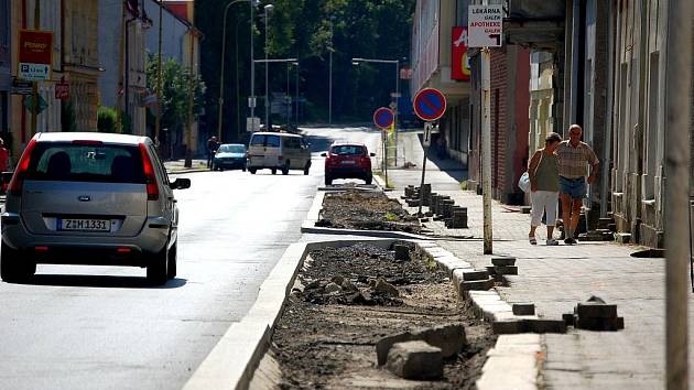 Silniční průtah městem je téměř dokončen. Chodníky ale zůstávají rozkopané.