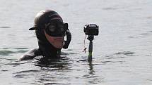 Potápěč odhaluje tajemství ukrytá pod hladinou Medardu