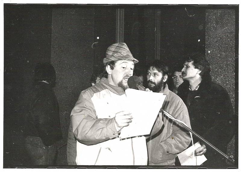 Listopad 1989 na náměstí v Sokolově.