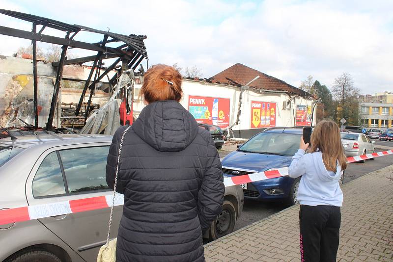 Následky požáru Penny jsou ničivé.