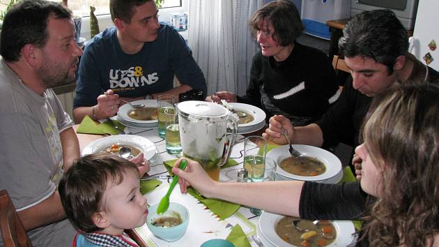 U SPOLEČNÉHO OBĚDA zasedla česká rodina a pozvaní hosté, mezi nimiž byl Ali Yakar (vpravo). 