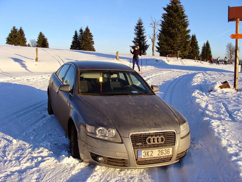 Audi rejdovalo na běžkařských trasách.