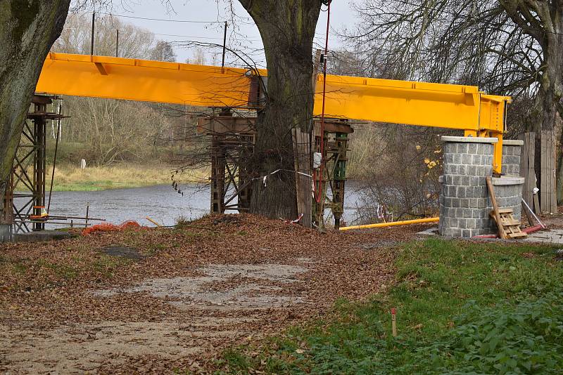 Mostovka Krejcarové lávky spojila oba břehy řeky Ohře