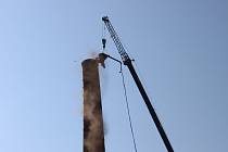 Výstavbu průmyslového parku symbolicky zahájila demolice 60 metrů vysokého továrního komína.