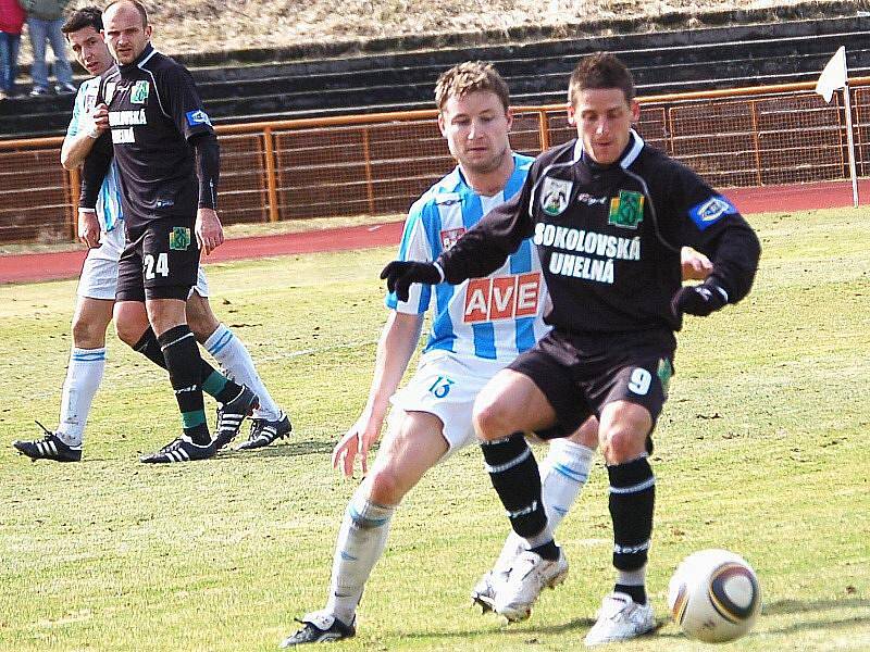 Utkání druhé fotbalové ligy FK Baník Sokolov – FC Zenit Čáslav (v modro – bílé kombinaci) 0:2