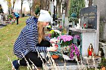 Lidé o víkendu zamířili na hřbitovy, aby uctili památku zesnulých.