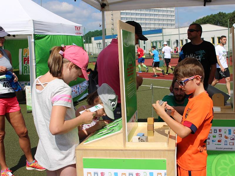 Na hřišti u sportovní haly probíhal program už dopoledne. Přelez, přeskoč, recykluj, Běh pro Domácí hospic Motýl a Sokolovský čtvrtmaraton.