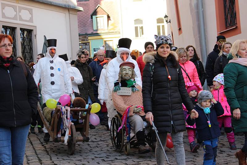 Návštěvníci s maskami i bez nich si užívali premiérový Loketský masopust.