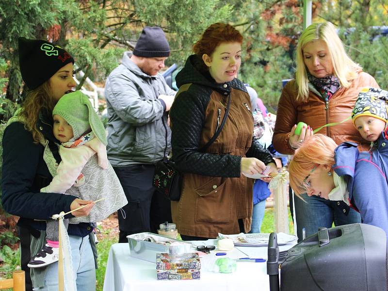 Mezinárodní týden nošení dětí podpořilo v Sokolově průvodem na 40 maminek i tatínků.