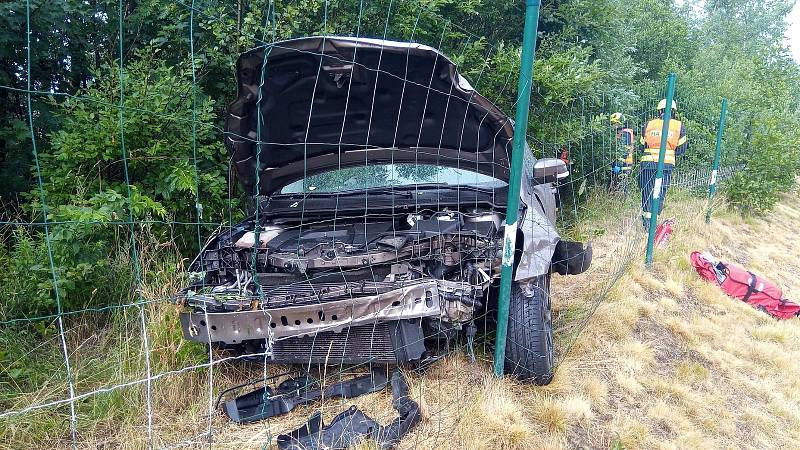 Nehoda na D6 u Březové. Osobní auto po nehodě skončilo ve stráni nad vozovkou.
