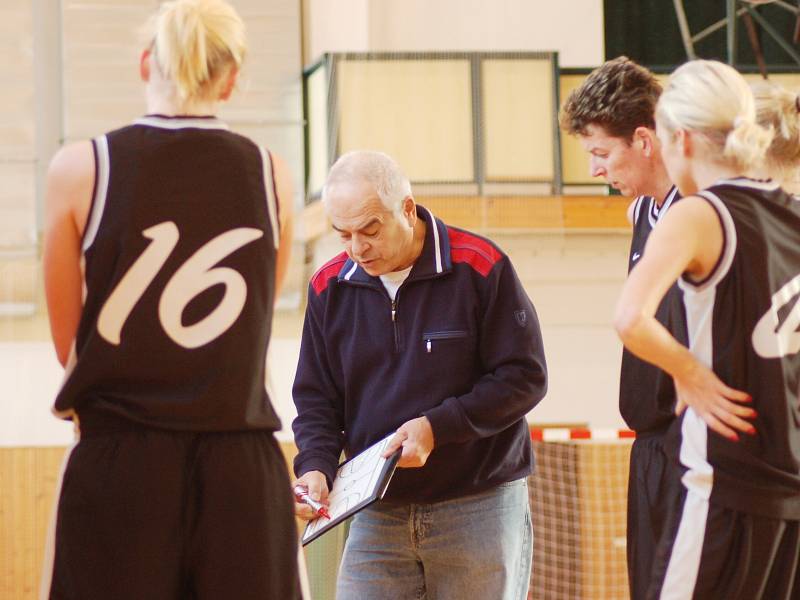 II. basketbalová liga žen: BCM Sokolov - BK Brandýs nad Labem (v černém) 