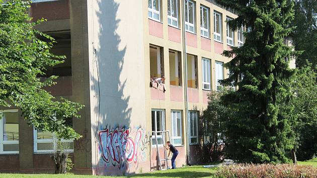 Nové fasády se dočká i základní škola ve Školní ulici.