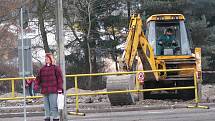 STAVEBNÍ TECHNIKA začala s ukrajováním prostranství autobusového nádraží v Chodově. U něj má vyrůst prodejna obchodního řetězce Tesco.