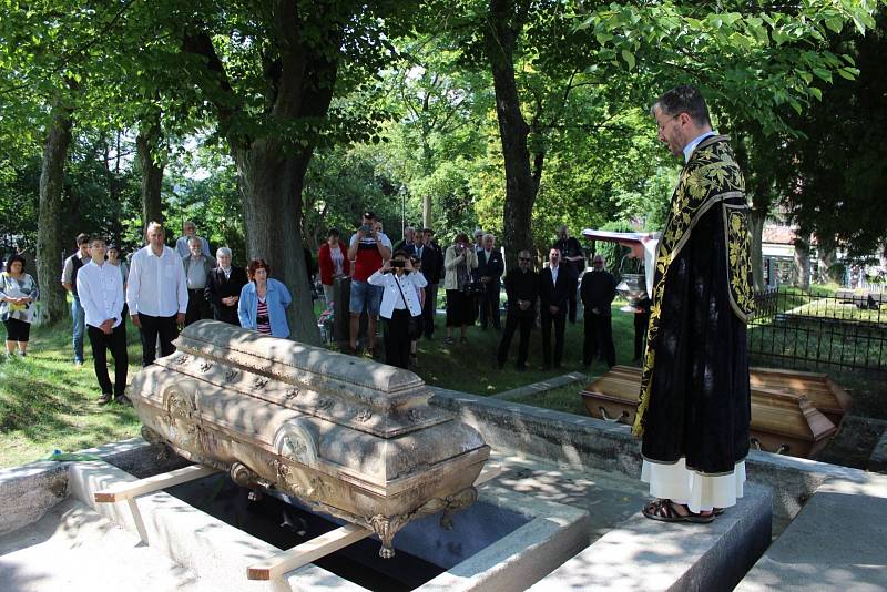 Uložení ostatků do obnovované hrobky na chodovském hřbitově.