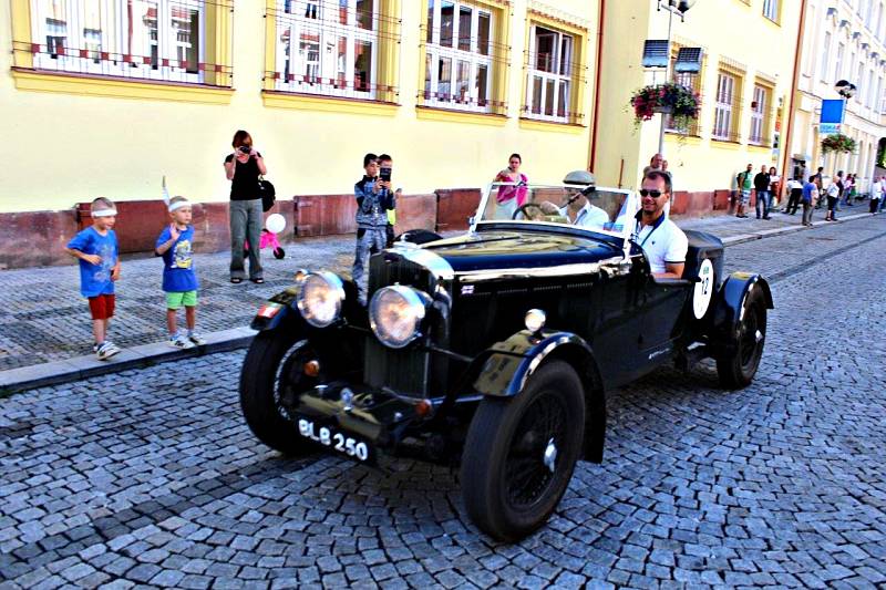 HISTORICKÁ AUTA včera projela Kraslicemi. Symbolicky projížděla tamním náměstím před radnicí v samotném centru. 