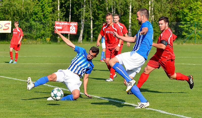 Jedenáctou výhru slavil v domácím prostředí Ostrov (v pruhovaném), když sestřelil Nejdek (v červeném)  v poměru 7:0.