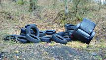 ČÁSTI AUT nebo nábytek a pneumatiky kdosi vyložil v okolí zatopeného čedičového lomu u Jindřichovic. Obec ho přitom vyčistila loni na podzim. 