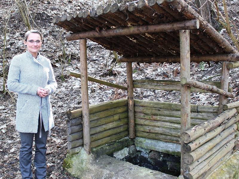 Na úpravu téměř zapomenuté studánky v Dasnicích získala obec peníze z Nadace Partnerství. Na snímku u studánky stojí starostka obce Gabriela Turnerová.