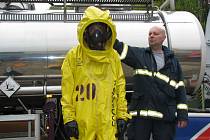 Jeden z hasičů si zkouší speciální protichemický oblek s dýchacím přístrojem.