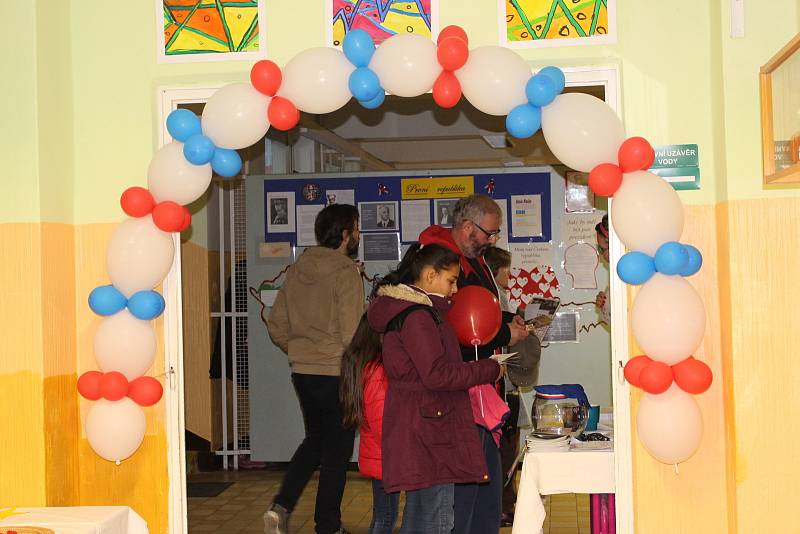 V rámci dne otevřených dveří habartovská základní škola prezentovala svůj celoroční projekt 8ičky.