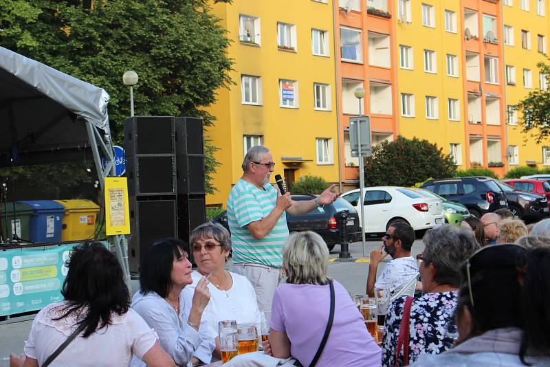 Na letošním Sokolovském dostavníku zahráli a zazpívali Bankrot, Franta Nedvěd, Míra Paleček, Roháči z Lokte a Vopejkači.