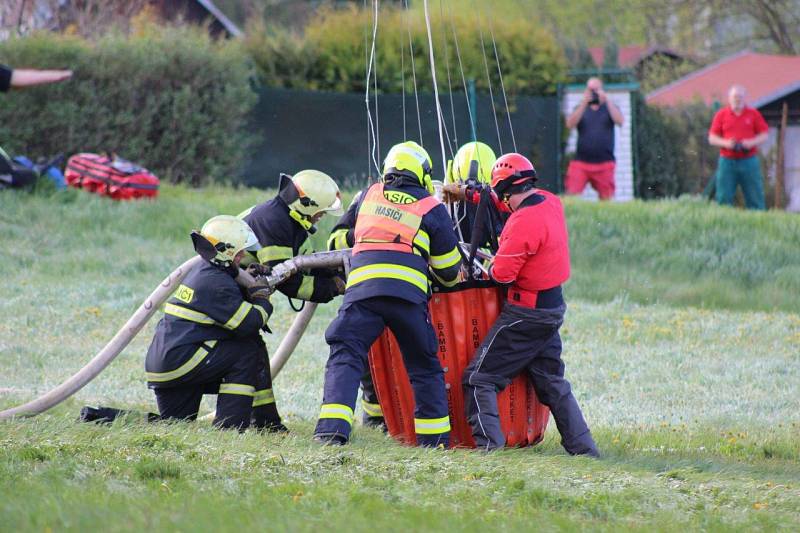 V Rotava hoří les. Zasahuje vrtulník, který hasí ze vzduchu kvůli nepřístupnosti terénu.