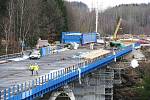 REKONSTRUKCE MOSTU přes řeku Ohři pokračuje i během zimy. Pro stavaře to znamená přizpůsobit se rozmarům počasí.