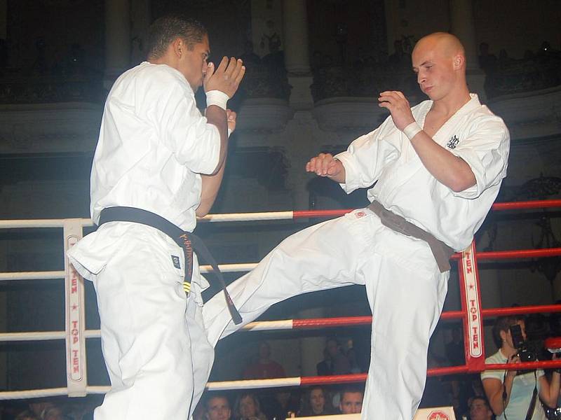 Kyokushin karate. Vpravo sokolovský Šajánek