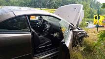 Nehoda na D6 u Březové. Osobní auto po nehodě skončilo ve stráni nad vozovkou.