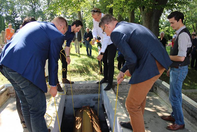 Uložení ostatků do obnovované hrobky na chodovském hřbitově.