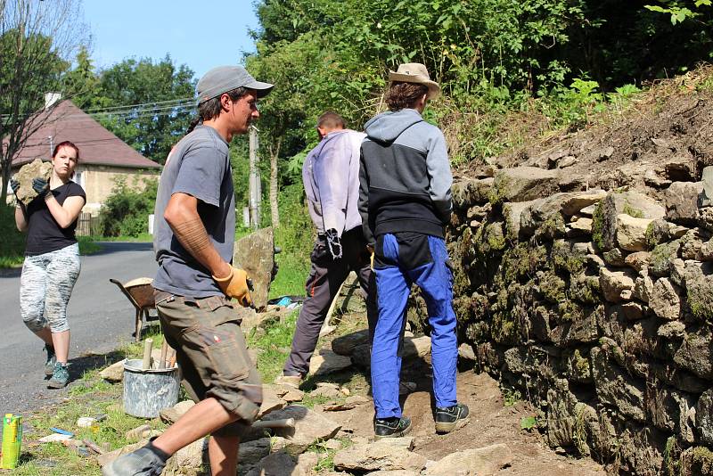 Dobrovolníci z různých zemí světa přijeli i letos pomoci s obnovou hradu Hartenberg.