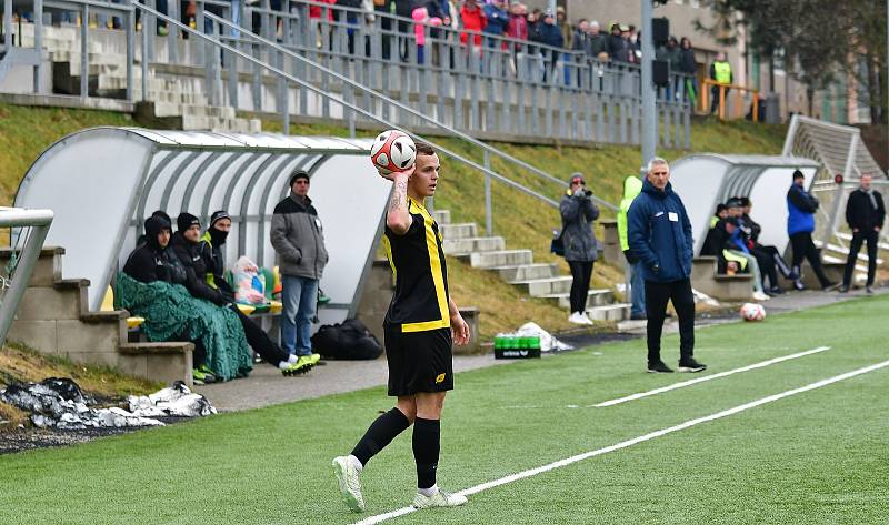 Březová  (v pruhovaném) vstoupila do jarní části Fortuna Divize B pravou nohou, když si vyšlápla na exligové Kladno, které porazila vysoko 3:0.