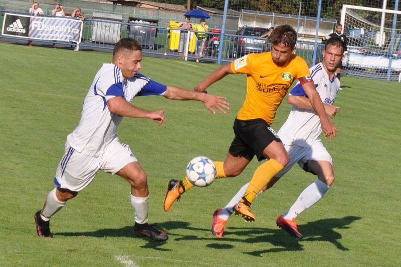 Fotbalisté Loun (v bílém) v prvním kole poháru prohráli se Sokolovem 0:7.