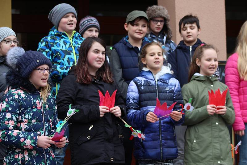 Děti v Kraslicích se loučily se zimou vhozením Morany do řeky.